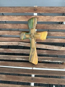 Doble Cruz Con Flor De Lis Verde Y Dorado Marrón - Imagen 1 de 4