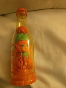 Botella de refresco vintage 1967 Mattel Liddle Kiddle Shirley Strawberry Kola Doll  - Imagen 1 de 5