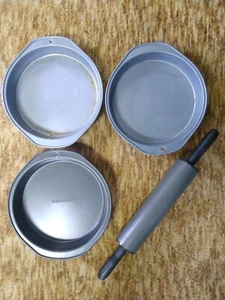 3 ROUND 9 INCH CAKE PANS AND METAL & PLASTIC ROLLING PIN - Picture 1 of 6