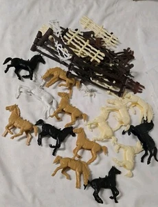 Large Lot Of Vintage Western Play Set Plastic Horses & Farm Fence Animals  - Picture 1 of 7
