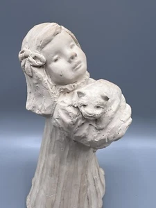 "Escultura niña con gato Bright Eyes Austin 7,5"" Dee Crowley 1987" - Imagen 1 de 6