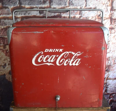 Cassetta Ghiaccio Pubblicitaria Vintage Anni 50 Coca Cola Progress Metallo - Immagine 1 di 4