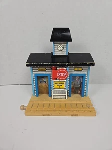 Vintage Gullane Thomas & Friends - Holzeisenbahn Wellsworth Station #2 - Bild 1 von 8