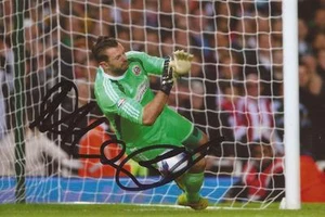 FOTO DE ACCIÓN 6x4 firmada por Mark Howard de Sheffield United + certificado de autenticidad - Imagen 1 de 1