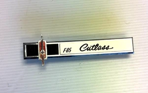 Oldsmobile F-85 Cutlass 1965 emblema de tablero original OEM interior insignia moldura - Imagen 1 de 3