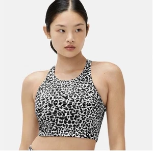 Sujetador corto Outdoor Voices Move Free pequeño acolchado de leopardo de las nieves - Imagen 1 de 5