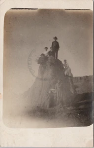 POSTAL RPPC VINTAGE - 1908 ESCENA RELACIONADA DAMAS Y MARIDO EN ROCK - Imagen 1 de 2