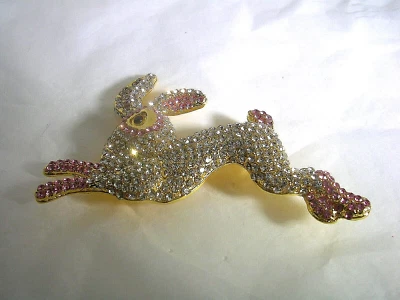 PIN CONEJITO CONEJO CON CIRCONITAS CÚBICAS ROSA Y BLANCO EN ACERO INOXIDABLE TONO DORADO Foto 1 de 4