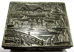 Escena de pueblo oriental vintage - Joyero baratija - Metal plateado - Japón - Imagen 1 de 4