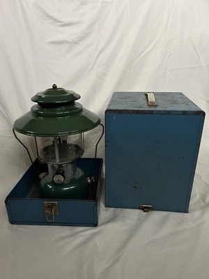 🏕️ 复古 1964 年 Coleman 220F 灯笼带 Pyrex Globe & Sears 金属盒 — 第 1/4 张图片