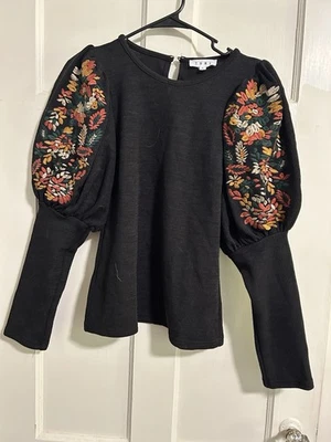 BOHO HIPSTER 黑色刺绣图案袖针织衫上衣 THML 尺寸 S 轻轻磨损 — 第 1/2 张图片