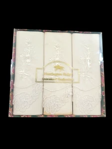 Neu im Karton Vintage 3er Set Huntington Ridge cremeweiß bestickte Taschentücher verpackt - Bild 1 von 6