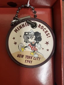 ¡COACH X Disney, Minnie Rocks! "Rock N' Roll"" etiqueta colgante de cuero | Edición limitada" - Imagen 1 de 10