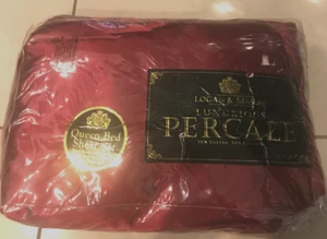 LOGAN & MASON PERCALE SATIN BURGUNDY QUEEN BED SHEET SET NEW - Foto 1 di 4