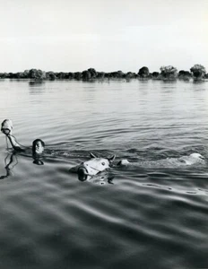 Kambodscha Sinoun der kleine kambodschanische Mann Pferd Fluss Foto Odile Wertheimer 1968 - Bild 1 von 3