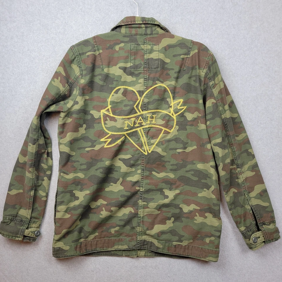 Chaqueta de mujer American Eagle camuflada bordada Nah talla mediana corazón roto Foto 1 de 4