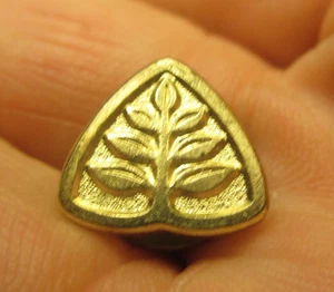 Pin de solapa triangular, diseño de hoja de árbol elevada, fondo texturizado en tono dorado #28 - Imagen 1 de 2