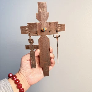 CHIMAYO SANTUARIO KREUZ VON BOBBY GARCIA 1922 Gesegnetes Blechdach Türkis Koralle - Bild 1 von 7