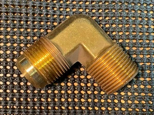 E1-8D - Montaje de latón - 1/2" SAE 45 grados Flare X 1/2" MNPT 90 grados adaptador de codo - Imagen 1 de 1