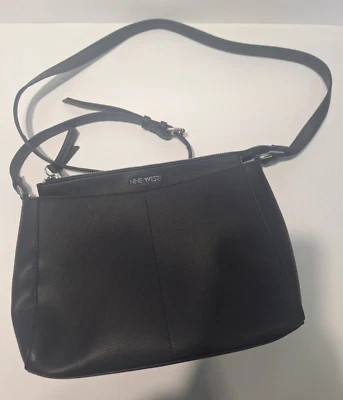 Bolso Bandolera Nine West Negro con Logo Plateado Correa Ajustable Cuero Sintético Foto 1 de 4
