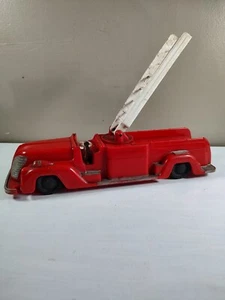 VINTAGE 1950’s SAUNDERS TOOL AND DIE CO. PLASTIC WINDUP STREAMLINED FIRETRUCK - Picture 1 of 13