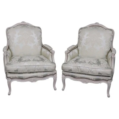 Par fino de sillas Bergere tapizadas de seda atribuidas a gran escala Maison Jansen Foto 1 de 4