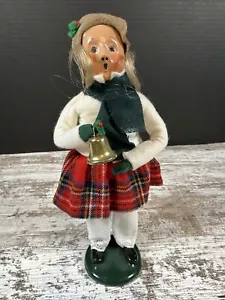 Byers Choice Caroler 1990 elegantes Mädchen mit kariertem Rock hält Glocke signiert Puppe - Bild 1 von 7
