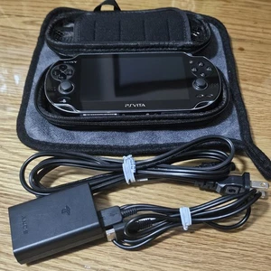 PS Vita PCH 1101 Schwarz 3gWi-Fi mit Sony Ladegerät, Hülle, 32GB Speicherkarte. Ohne SIM - Bild 1 von 18