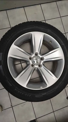 Llantas y neumáticos OEM 18 pulgadas (modelo Challenger 2023) Foto 1 de 4