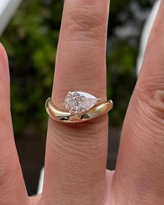 Anillo solitario de plata esterlina con forma de curva de este a oeste con corte de pera moissanita - Imagen 1 de 4