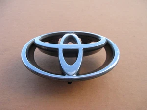 97 98 99 00 01 TOYOTA CAMRY FRONT GRILLE EMBLEM LOGO BADGE SYMBOL SIGN A47156 - Picture 1 of 5