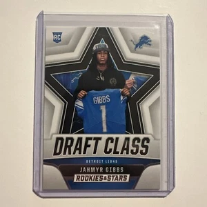 2023 Panini Rookies & Stars - Draft Class #DC-7 Jahmyr Gibbs (RC) - Foto 1 di 2