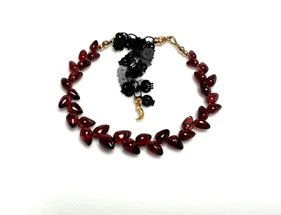 Браслет гранатовый с кровавой каплей на Хэллоуин с цепочкой из черепа и лунным амулетом - Изображение 1 из 4