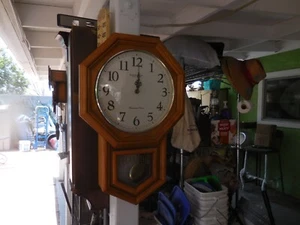 Reloj de pared de cuarzo Sterling & Noble Clock Company Westminster Chime Schoolhouse - Imagen 1 de 17