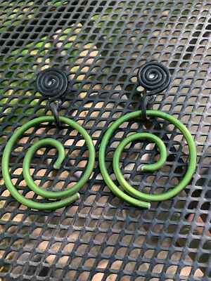 *PENDIENTES MODERNISTAS David Spada bobina espiral aluminio anodizado VERDE Y NEGRO* Foto 1 de 4