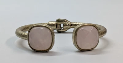 Brazalete con bisagras tono dorado martillado facetado cuarzo rosa rosa Foto 1 de 4