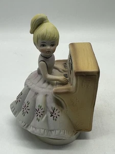 Vintage WORKING Ceramic Music Box - Girl Playing Piano - You Light Up My Life - Picture 1 of 4