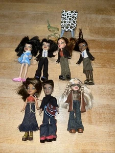 Bratz Dolls Lot Of 7 with outfits 2002 - Picture 1 of 18