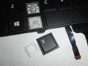 SINGLE KEY CAP+PLASTIC CLIP FOR LATITUDE E7440 FROM 8PP00 MODEL NSK-LD0BC - Picture 1 of 3