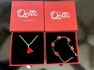 Collar Dear Delta Sorority Triángulo Rojo Colgante Tono Dorado 18" + Pulsera 8.5" - Imagen 1 de 5