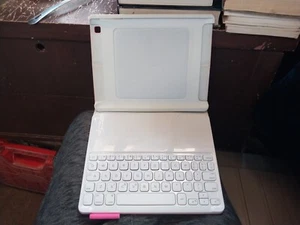 Travel keyboard - logitech ultrathin keyboard cover - bluetooth compatible - Picture 1 of 4