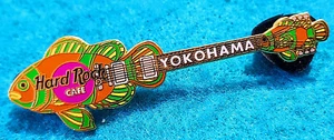YOKOHAMA JAPANISCHE ORANGE GRÜN GELB FISCH GITARRE SERIE 2000 Hard Rock Cafe PIN - Bild 1 von 1
