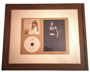 Expositor de fotos enmarcado de madera mate personalizado firmado por Taylor Swift (ACOA) - Imagen 1 de 7