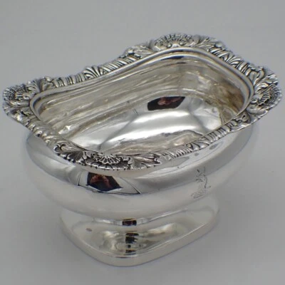 Cresta de águila de plata esterlina inglesa con borde de sal abierta con forma de bañera Foto 1 de 4