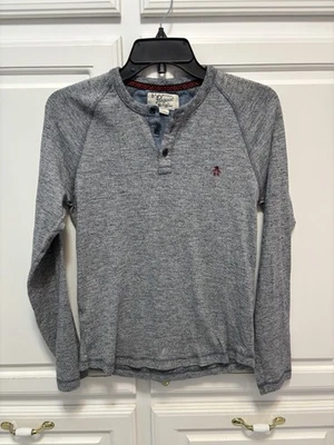 Camisa Penguin Henley Gris Jaspeado Manga Larga Logo Para Hombre Talla Pequeña” Foto 1 de 4