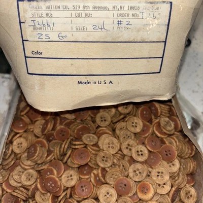 "25 botones de plástico marrón tostado bruto de 11/16"" 4 orificios costura talla 24L madera jaspeada 15 mm" Foto 1 de 4