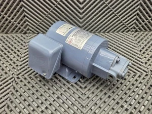 Nippon TOP-1ME100-11MA Trochoid Pump / 3-Phase Induction Motor / EELQ-8T - Picture 1 of 10