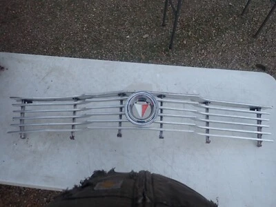 Plymouth Valiant 1964 parrilla con emblema Mopar Foto 1 de 4