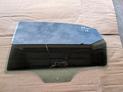 12-22 VOLKSWAGEN PASSAT LADO CONDUCTOR IZQUIERDO PUERTA TRASERA VENTANA CRISTAL OEM Foto 1 de 3