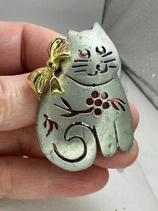 Cat with Bow ULTRA CRAFT Vintage Bi-Metal Brooch Pin M-5006* - Picture 1 of 3